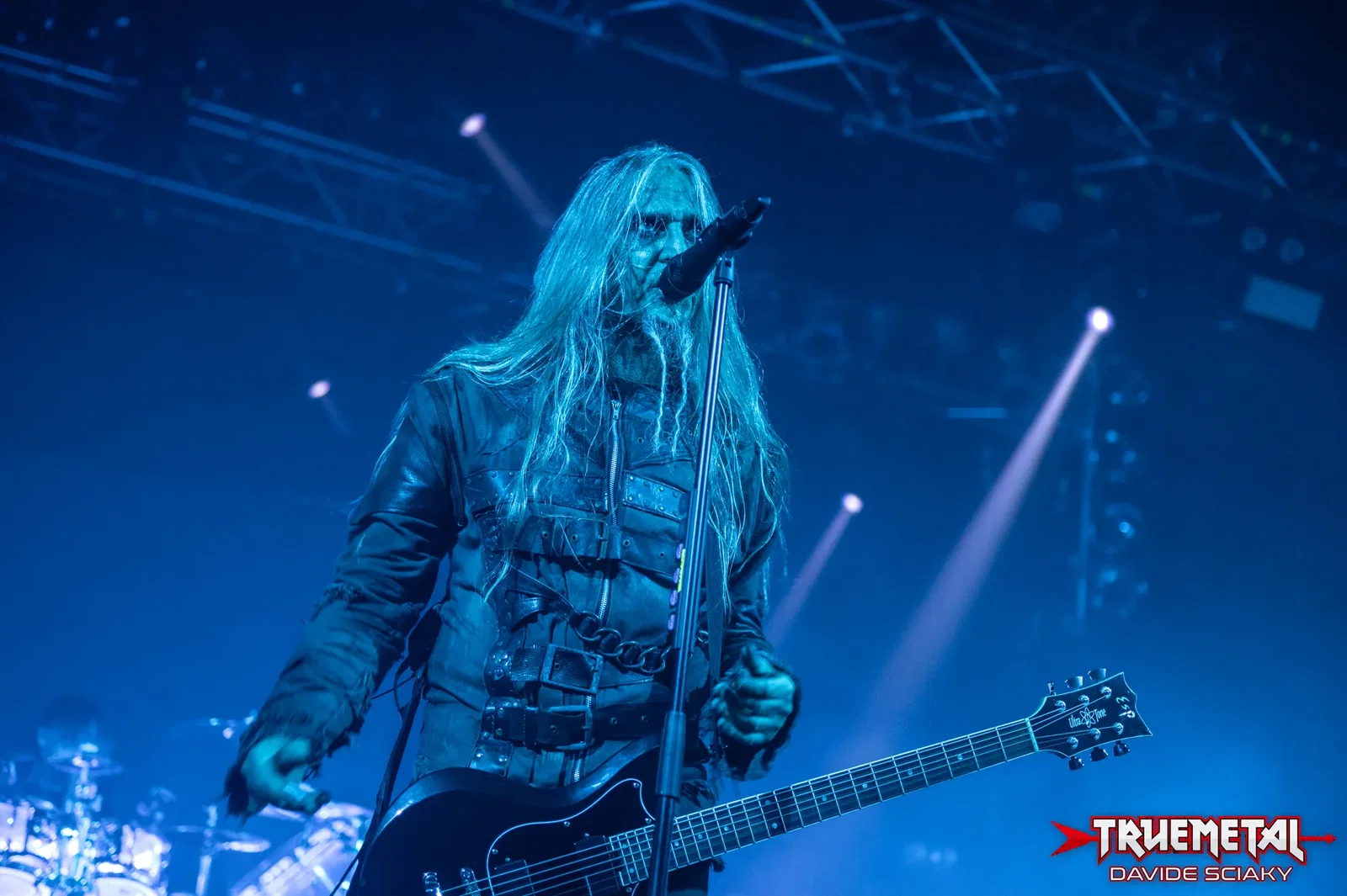 Pain: pubblicato il video del brano che dà il titolo all'album "I am"