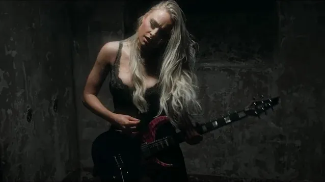 Sophie Lloyd: online il video di 'Judge and Jury' con Tyler Connolly dei Theory Of A Deadman