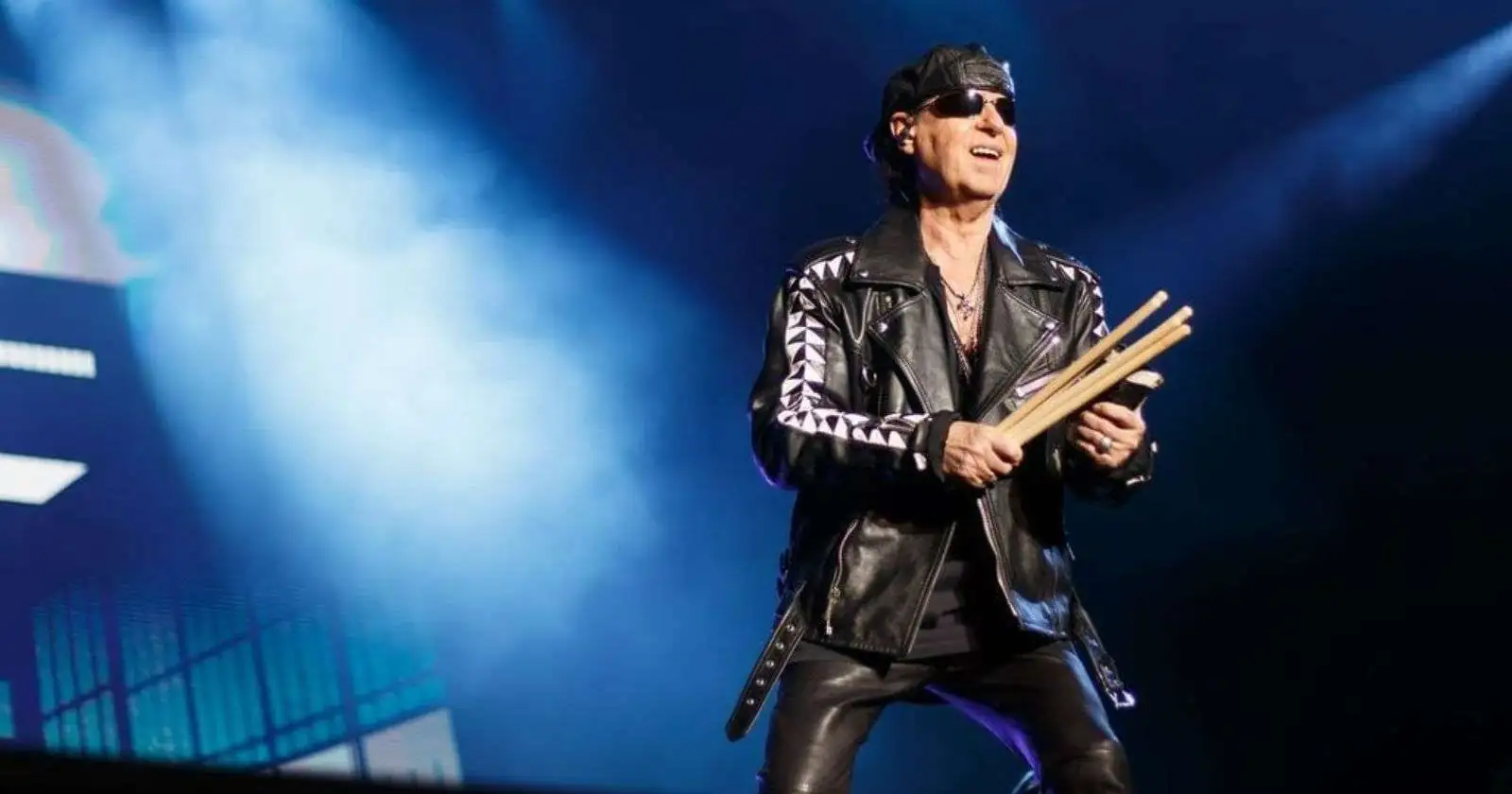 Scorpions: Klaus Meine, "Un complesso intervento chirurgico alla mia colonna vertebrale ci impedisce di suonare dal vivo"