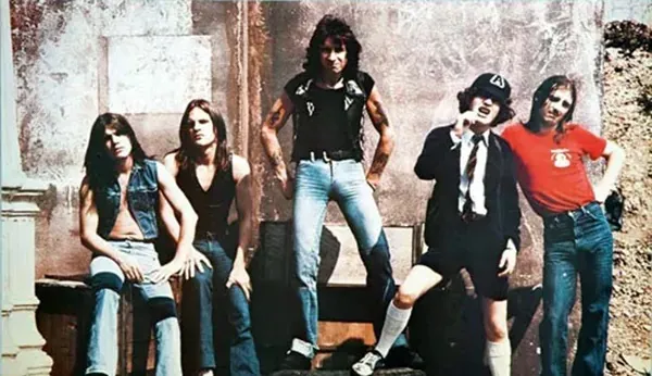 AC/DC: pubblicato il live video rimasterizzato in HD di 'Jailbreak' della performance di Londra del 1976