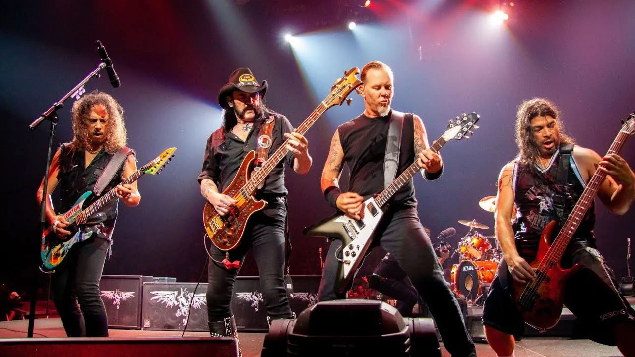 Metallica: James Hetfield si tatua usando le ceneri di Lemmy