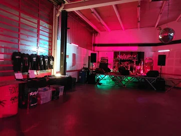 Palco e banco del merch? Presenti!