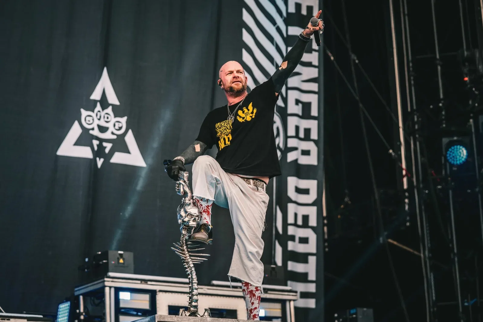 Five Finger Death Punch: la band sospende lo show e distribuisce acqua ai fan stremati dal caldo