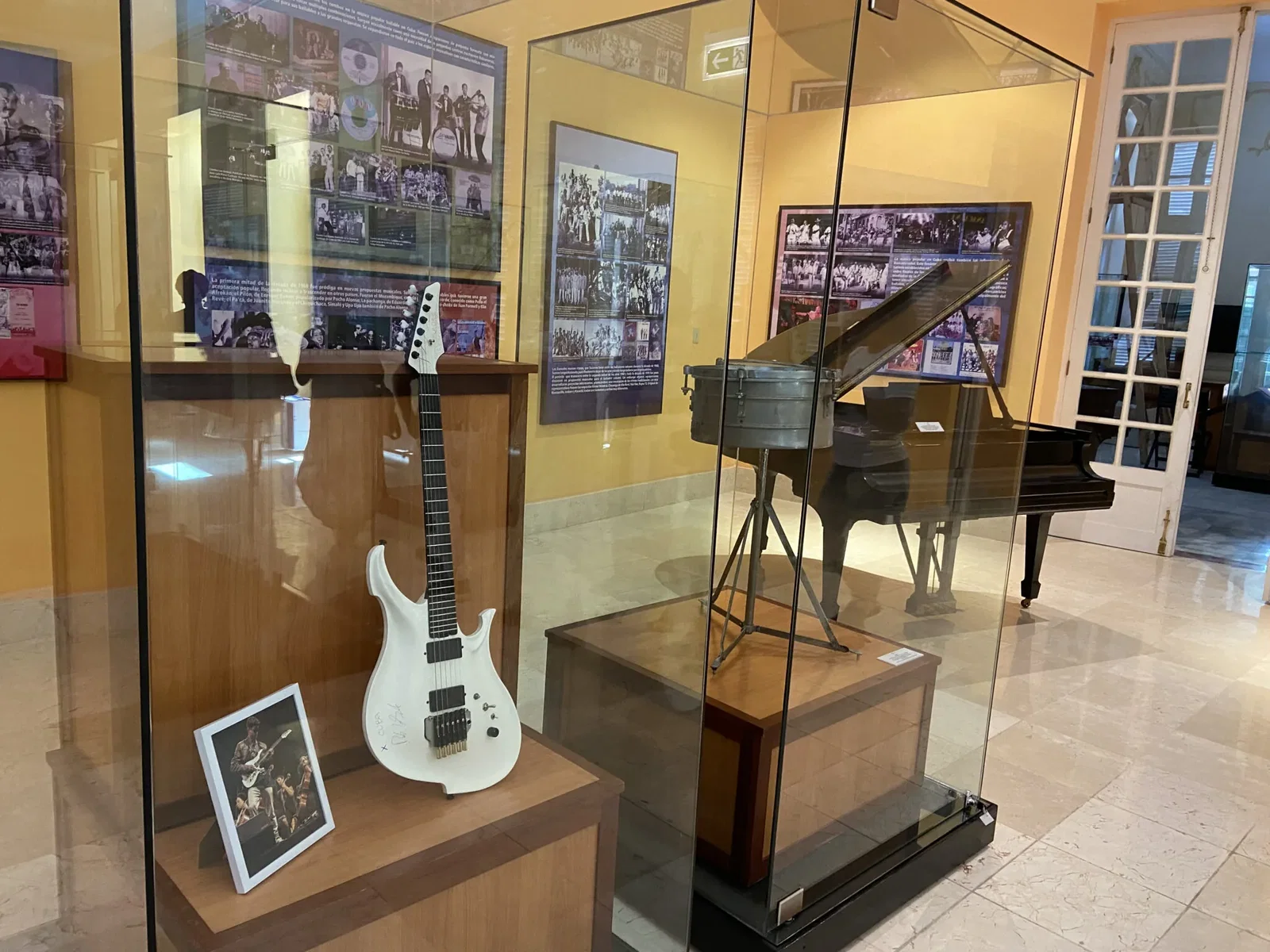 Davide Lo Surdo:  la chitarra del musicista è esposta al Museo Nazionale Cubano