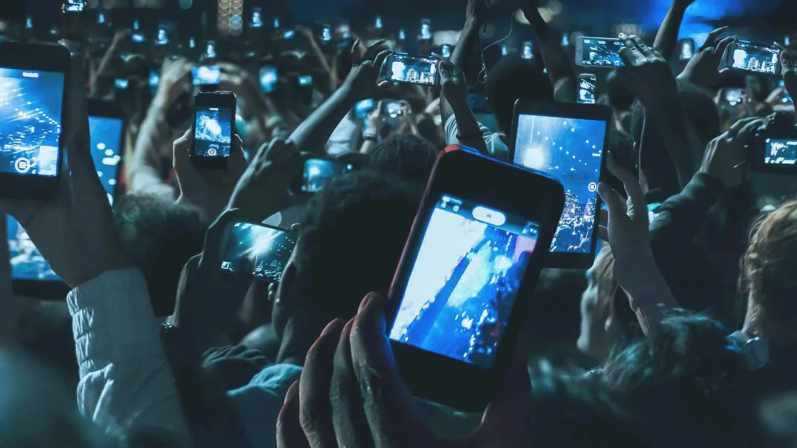 Smartphone ai concerti: per l'esperto si tratta di ipnosi collettiva