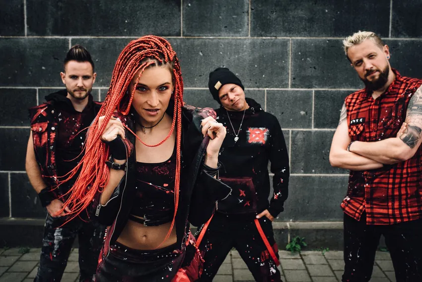 April Art: pubblicano il video del nuovo singolo "Head Up High"