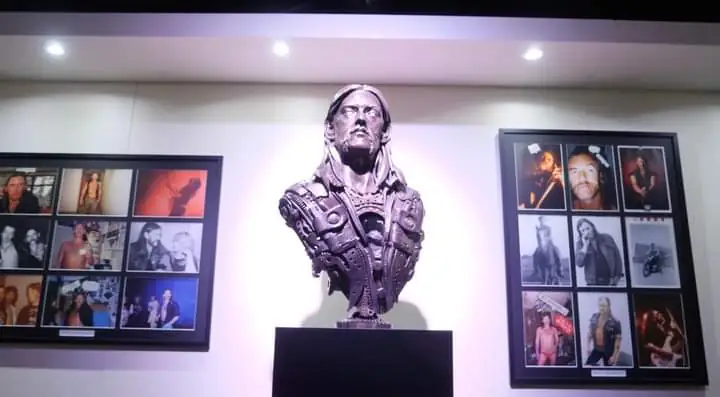 Motörhead: Il busto di Lemmy consegnato al Rock City da un corteo di motociclisti, video