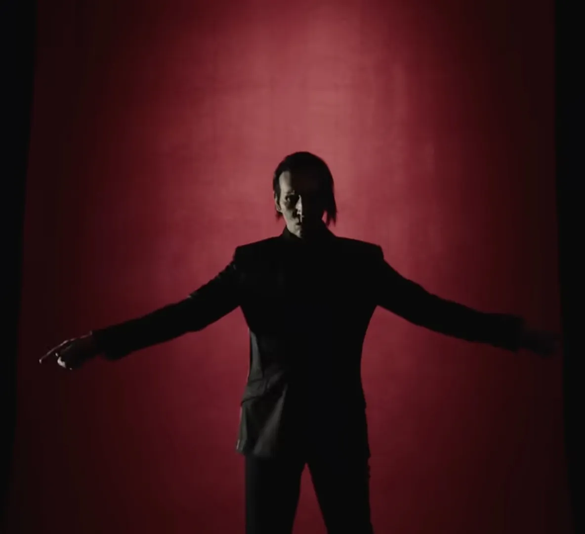 Marilyn Manson: ascolta il nuovo brano "Raise the Red Flag"