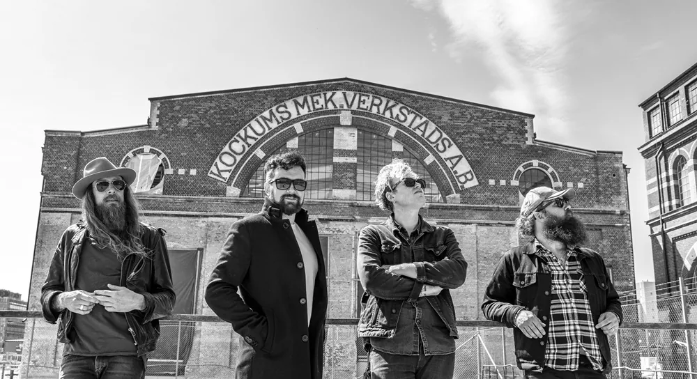 Deville: celebrano due decenni di ribellione rock con l'album "20 Years"