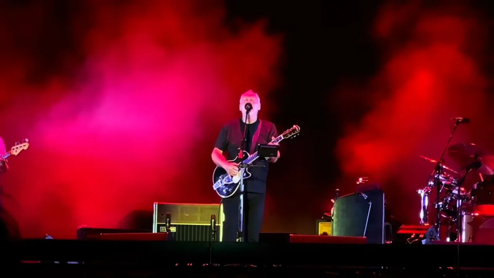 Pink Floyd: David Gilmour ha inaugurato a Roma il tour di "Luck And Strange"; setlist e video della serata