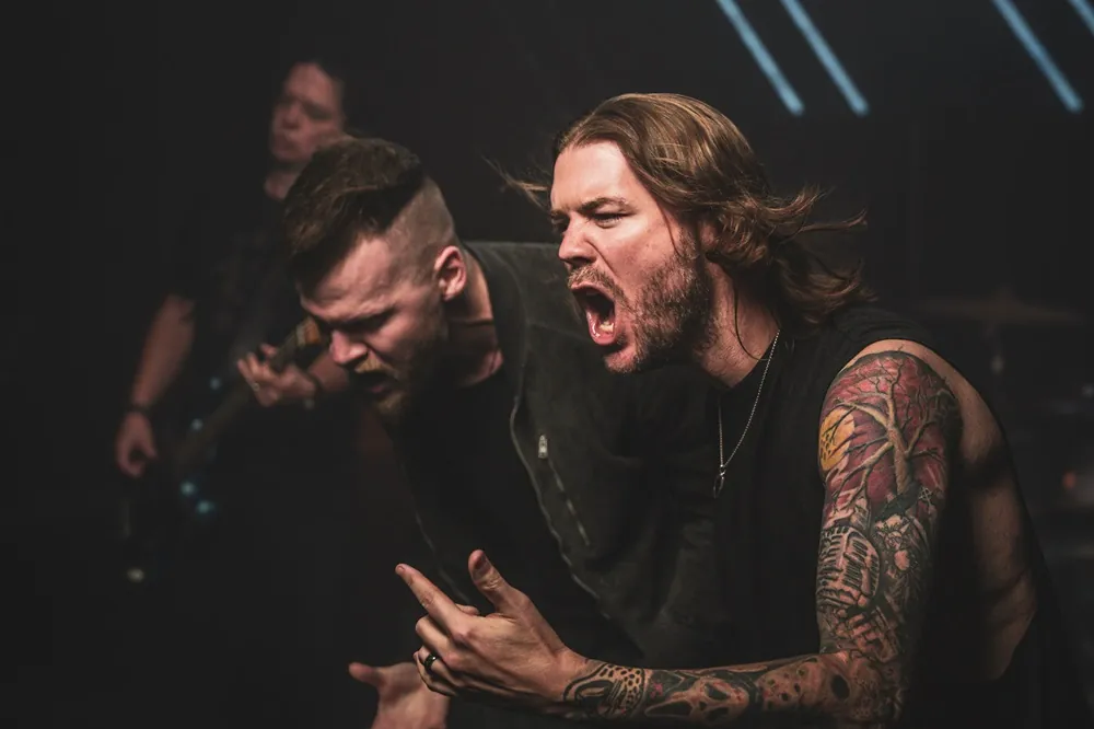 Saliva: il video del nuovo singolo "Time Bomb" (con Peyton Parrish)