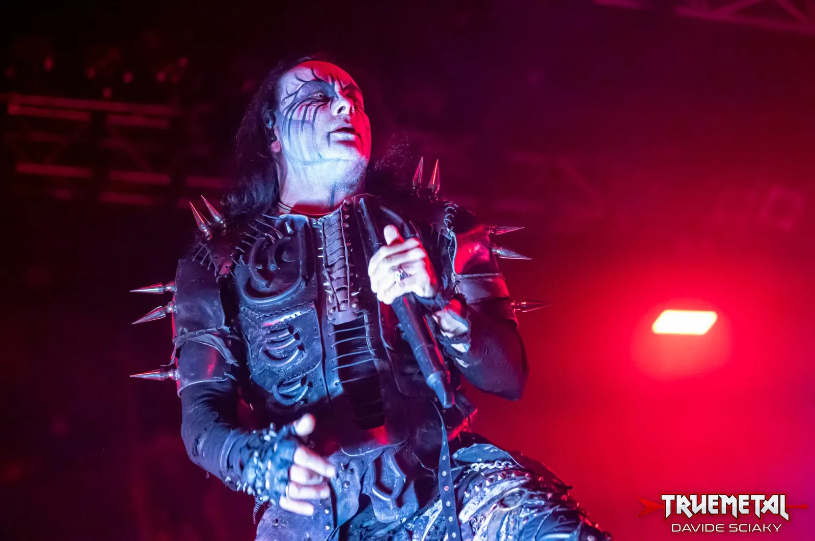 Cradle Of Filth: Zoë Marie Federoff, "Ho sofferto un aborto spontaneo in tour per le condizioni a cui siamo costretti. Siamo in povertà per l'ego di Dani Filth"