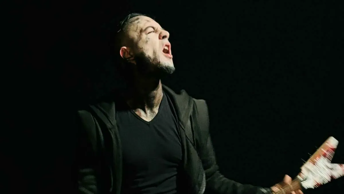 Tazer: il video di "A Razor Can Slit, a Tazer Can Kill"