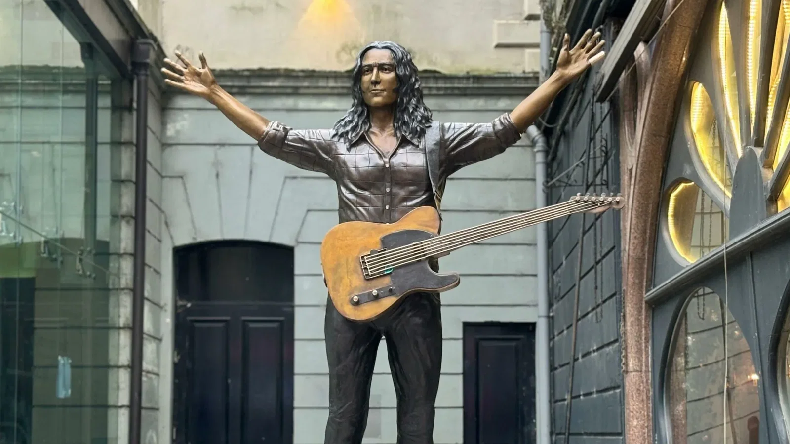 Rory Gallagher: inaugurata una sua statua a Belfast