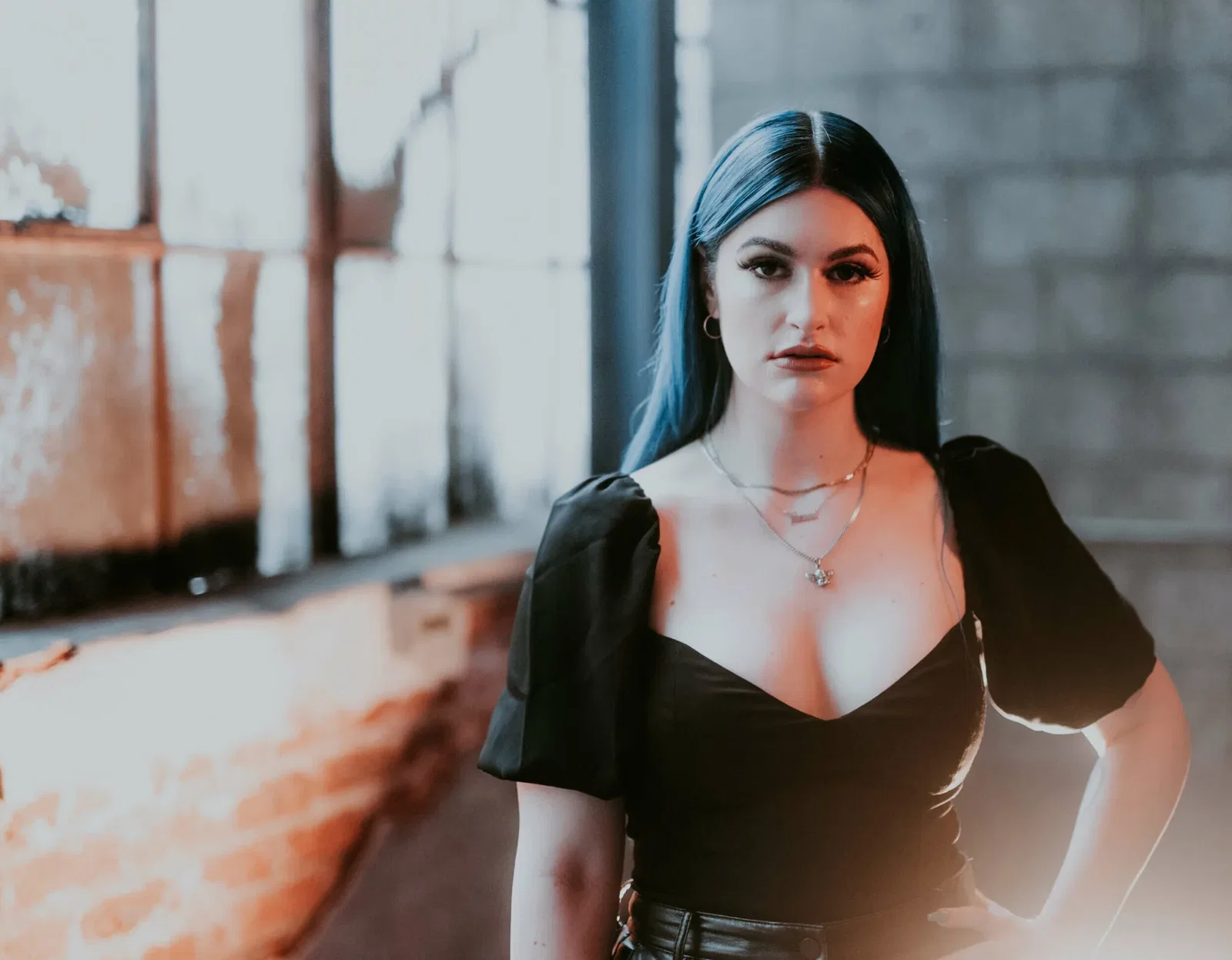 Spiritbox: la cantante Courtney LaPlante confusa con Poppy alla cerimonia dei Grammy, fa un'intervista fingendosi la collega
