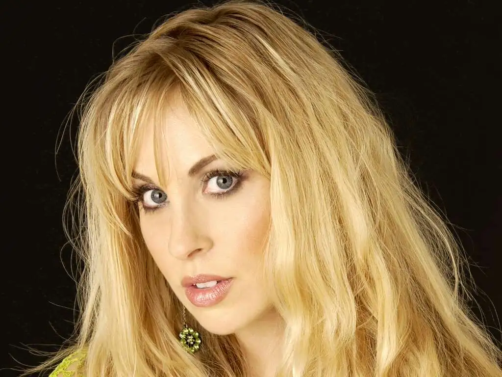 Candice Night: presenta il lyric video di "Angel and Jezebel"