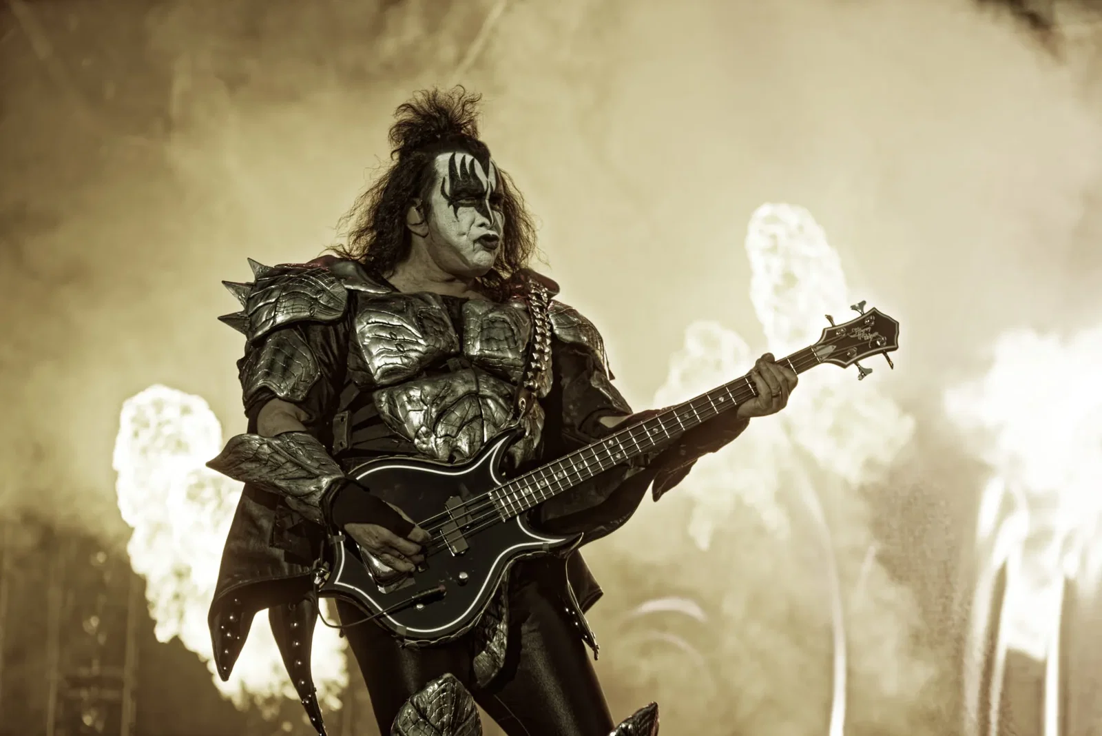 Gene Simmons: guardalo in veste di meteorologo sulla stazione TV "Fox 11" di Los Angeles