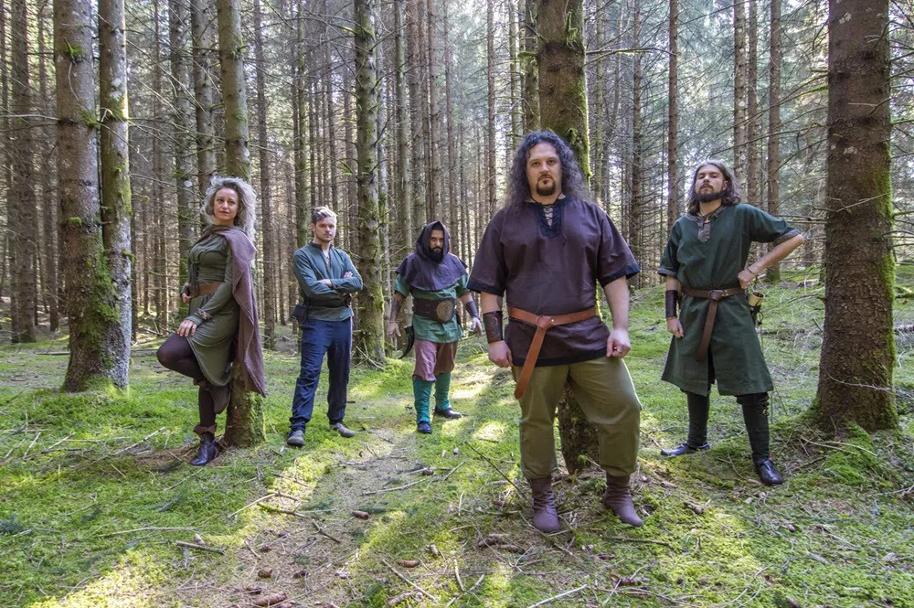 Balt Hüttar: nuovo singolo e lyric-video per "Prüdare Liebe"
