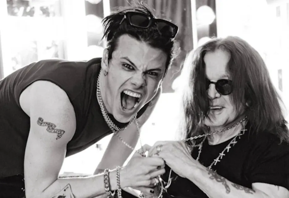 Ozzy Osbourne: guarda il video in cui riceve in regalo una croce personalizzata da Yungblud