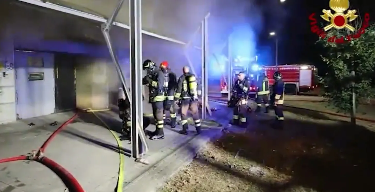 Viper Theater: un incendio fa crollare il tetto e causa danni ingenti allo storico locale di Firenze. Stagione a rischio