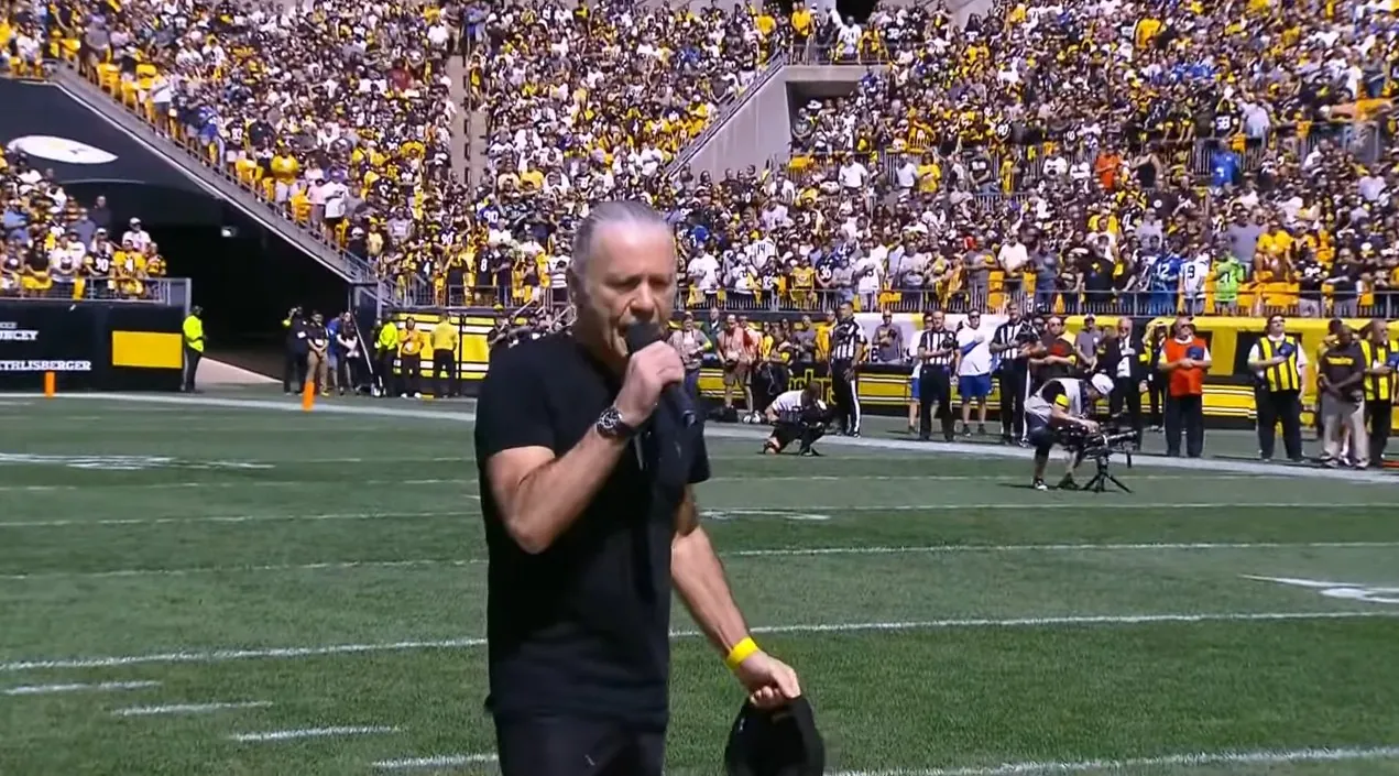 Bruce Dickinson: canta l'inno nazionale americano ad un incontro della NFL