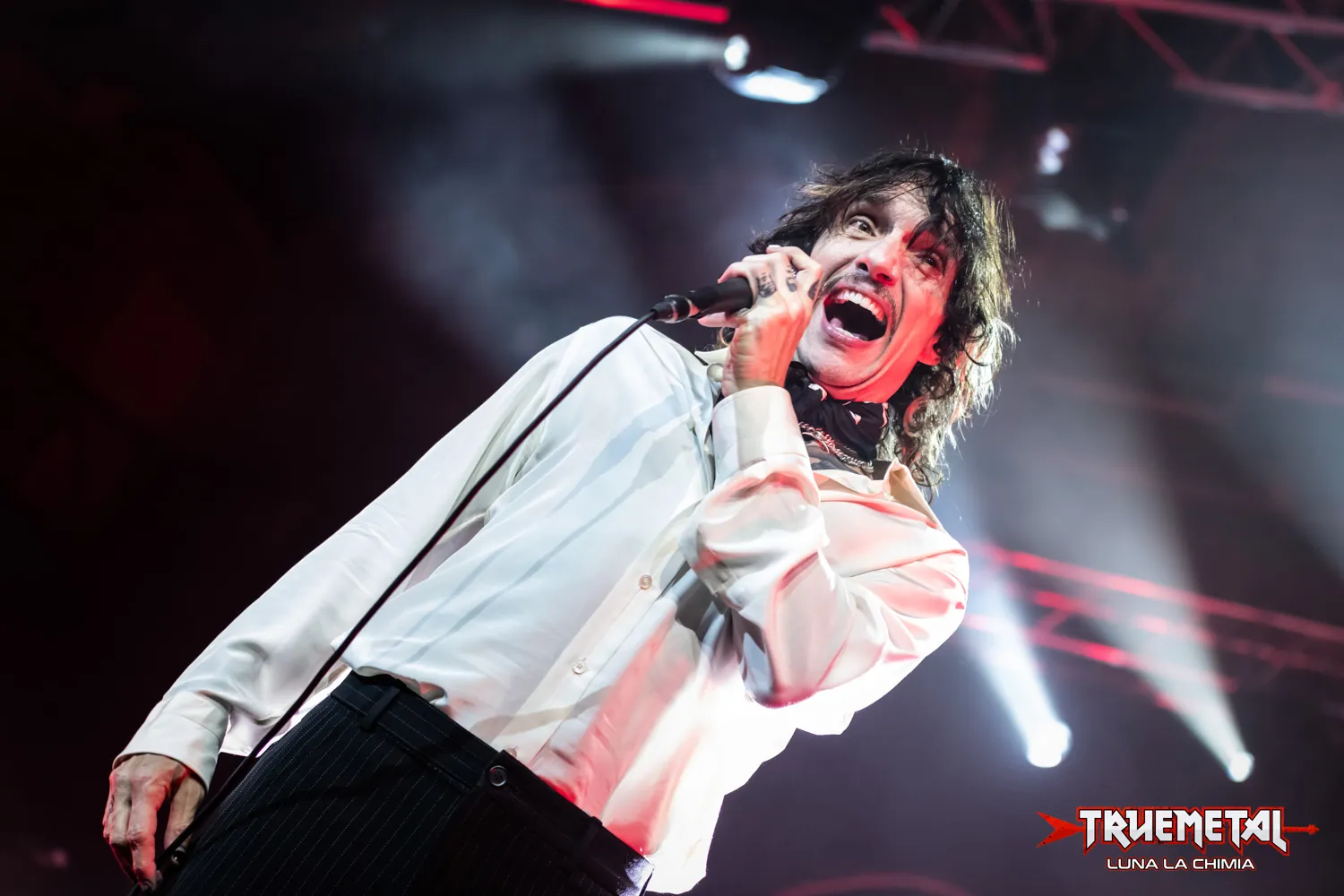 The Darkness: il video dell'esibizione a sorpresa per i pendolari della stazione di St. Pancras a Londra