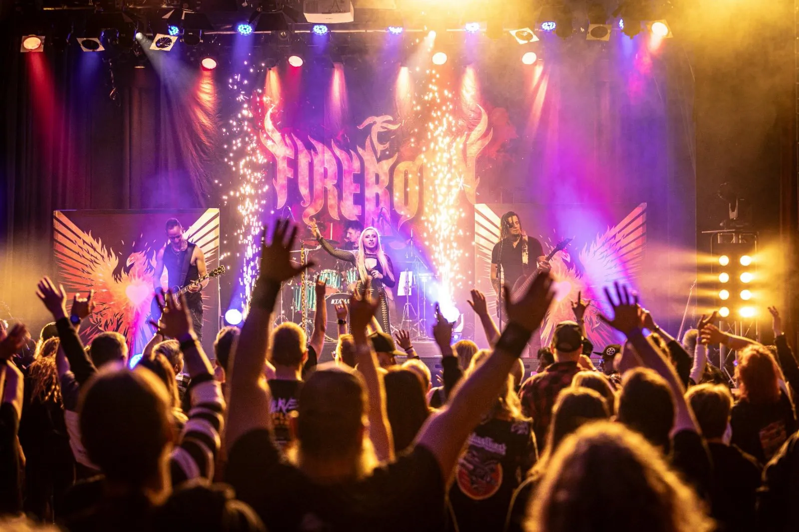 Fireborn: guarda 'Dancing With The Villain', il nuovo video