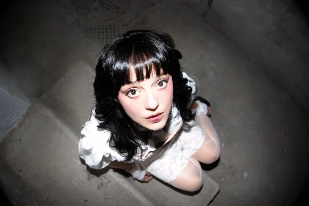 Emilya Ndme: nuovo singolo "Glass Skin"