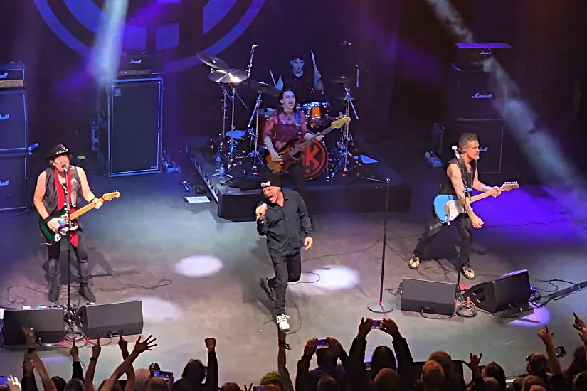 Iron Maiden: guarda Bruce Dickinson sul palco con Smith/Kotzen per "Wasted Years"