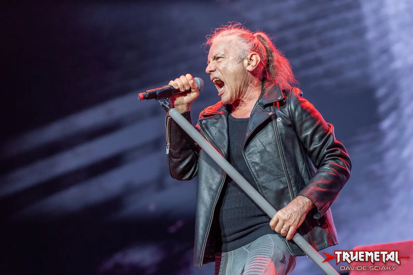 Iron Maiden: fumo eccessivo tra il pubblico, Bruce Dickinson canta "The Trooper" dal backstage