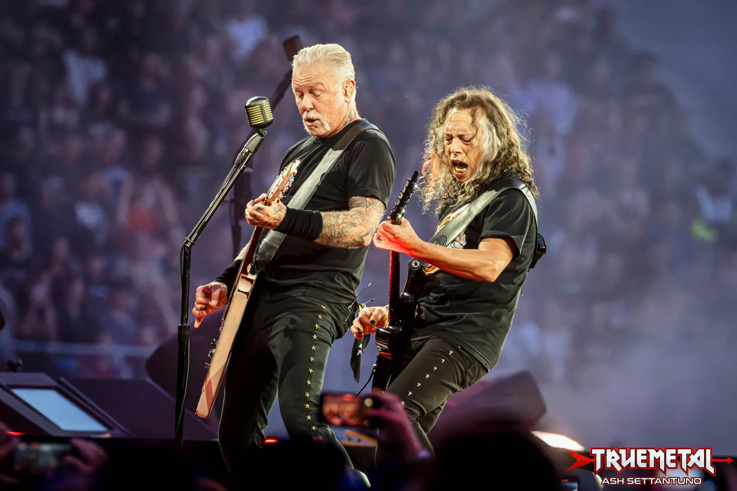 Metallica: Kirk Hammett cade dal palco a Dublino e minimizza l'incidente definendolo "Slip & Destroy"