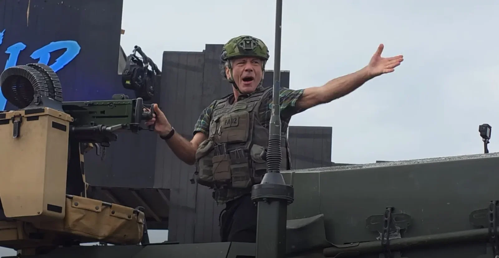 Iron Maiden: Bruce Dickinson arriva al Sweden Rock Festival a bordo di un carro armato