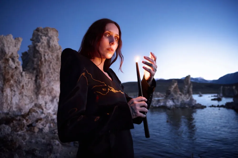 Chelsea Wolfe: la versione acustica dal vivo del singolo "The Dark"