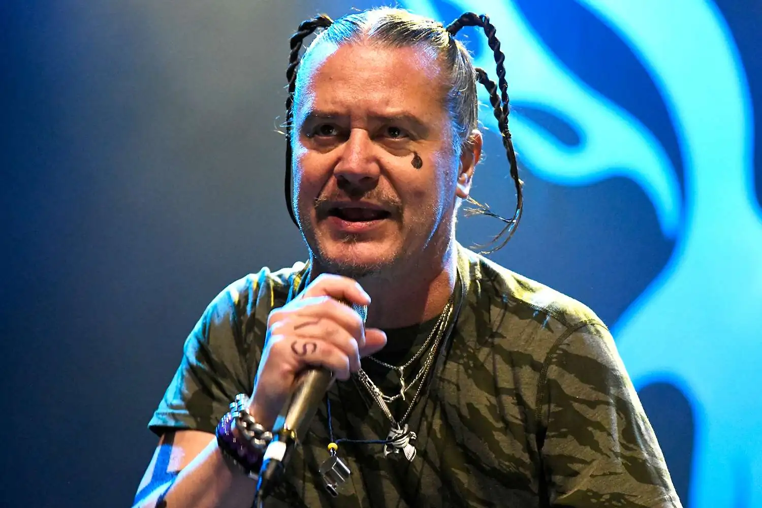 Faith No More: Mike Patton canta brani di Mina, Adriano Celentano e altri classici italiani durante i concerti in Messico (video)